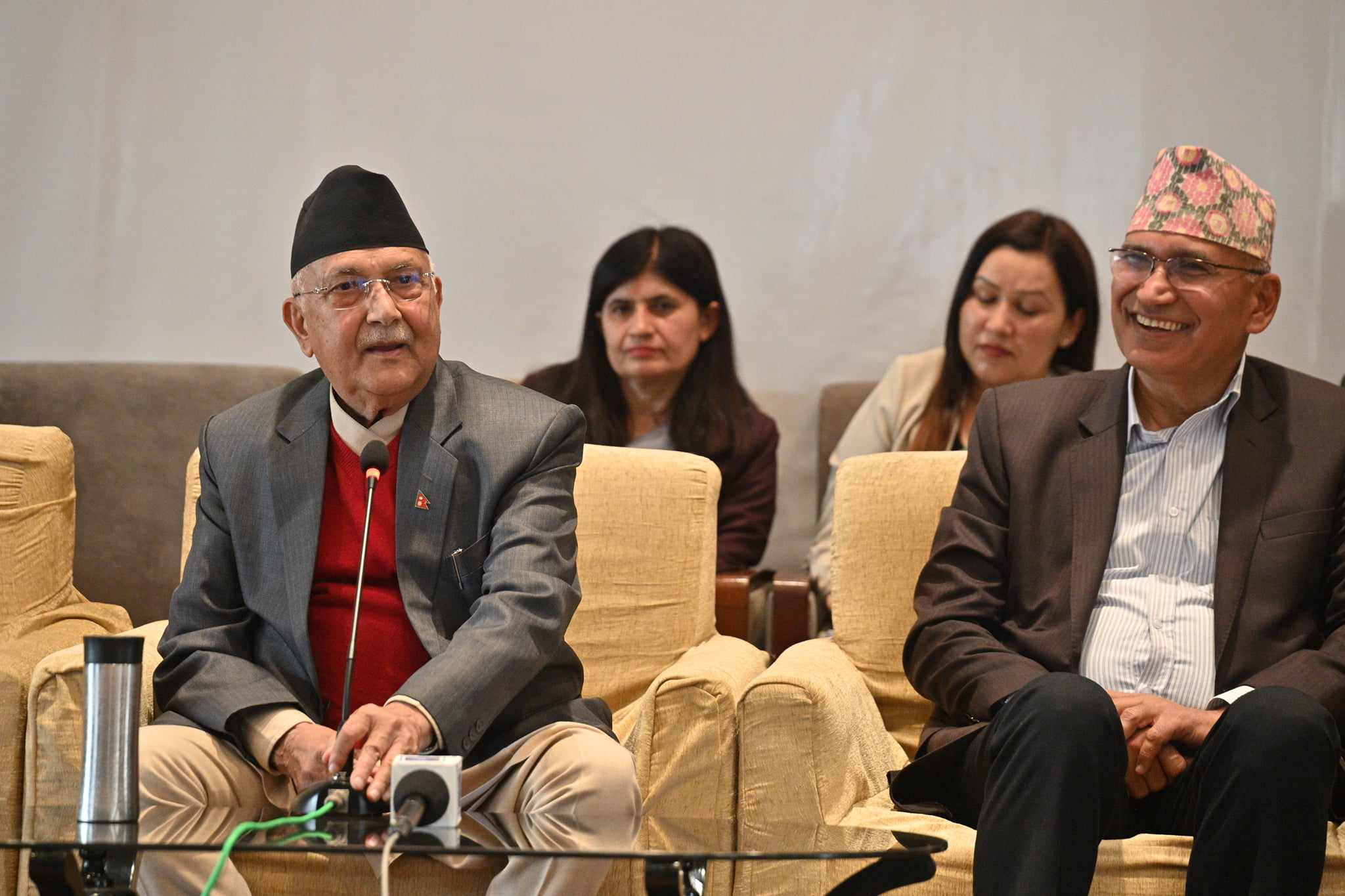 एमाले संसदीय दलकाे बैठक सुरु, हँसिलाे मुद्रामा देखिए ओलीसहितका नेता (तस्वीरहरू)